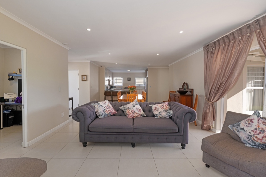 4 Bedroom Property for Sale in Sunningdale Western Cape